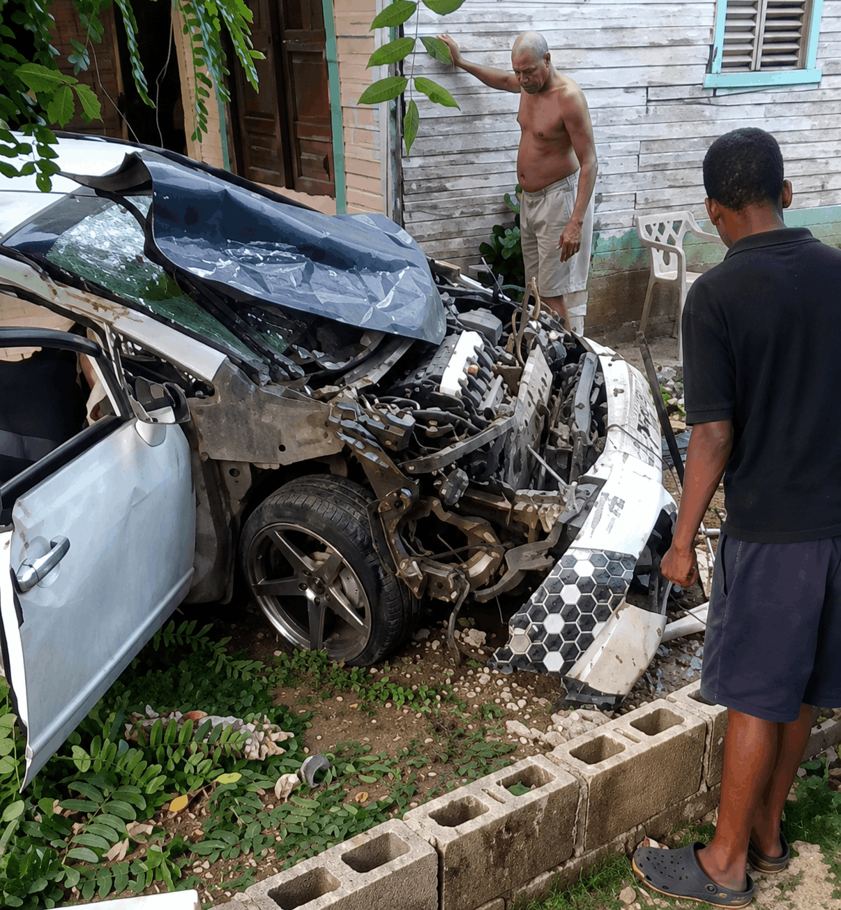 Accidente fatal deja una mujer muerta tras vehículo impactar su vivienda en Monte Plata