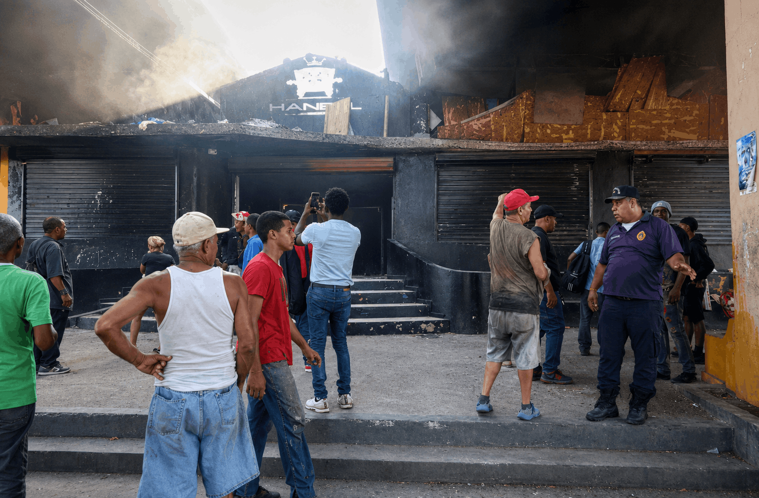 Incendio en tienda destruye gran parte de Hanell Muebles en Villa María y provoca humareda