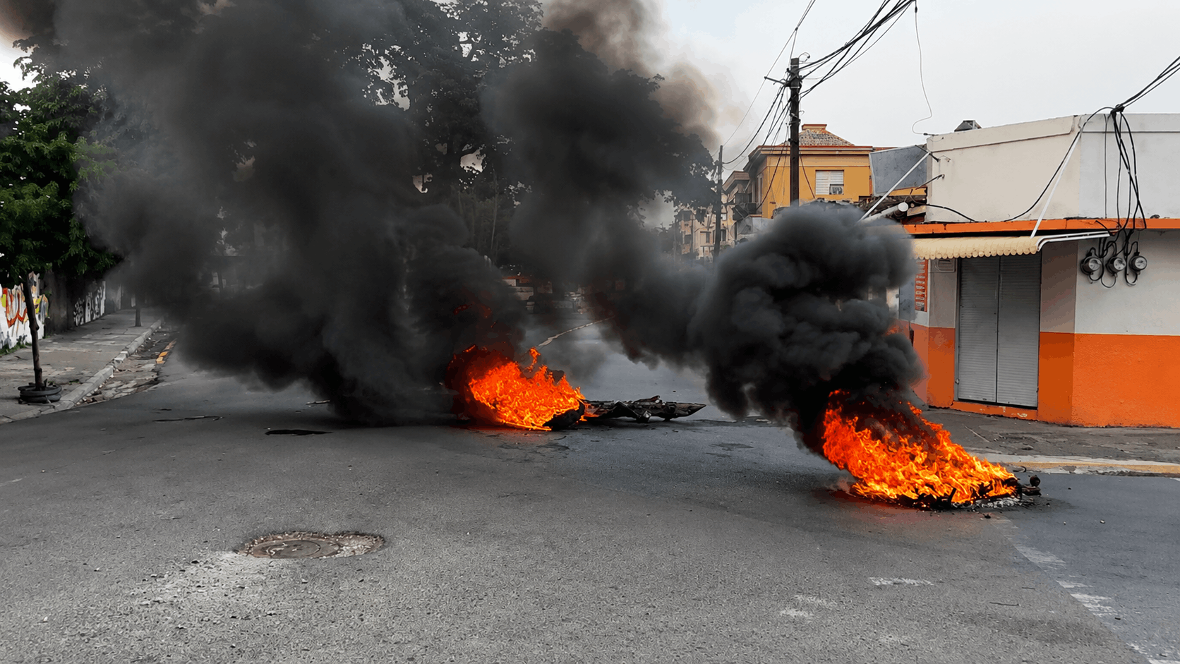 Falta de agua provoca protesta con quema de neumáticos y bloqueos en sector Las Flores de SFM