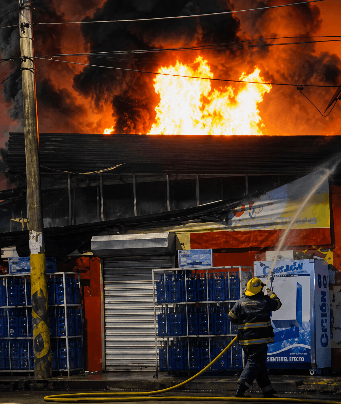 Incendio afecta plaza comercial en Imbert y obliga a reforzar labores de los bomberos en Puerto Plata