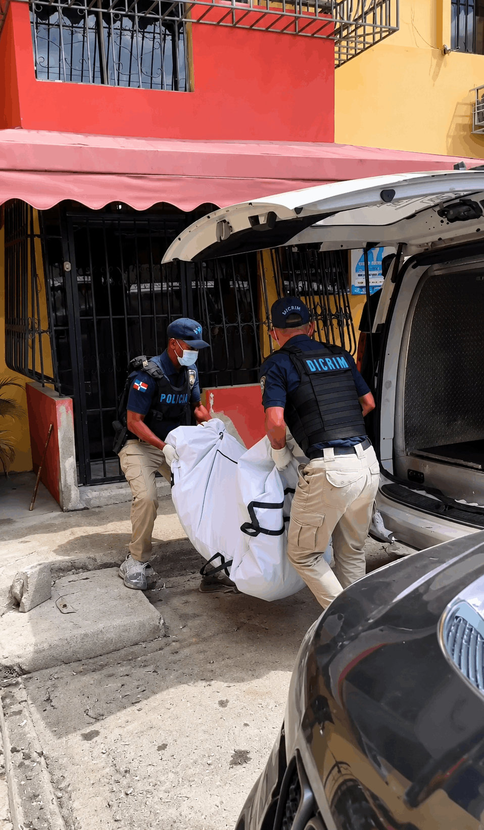 Madre e hijo son hallados muertos en apartamento del DN tras alerta por fuerte hedor de vecinos