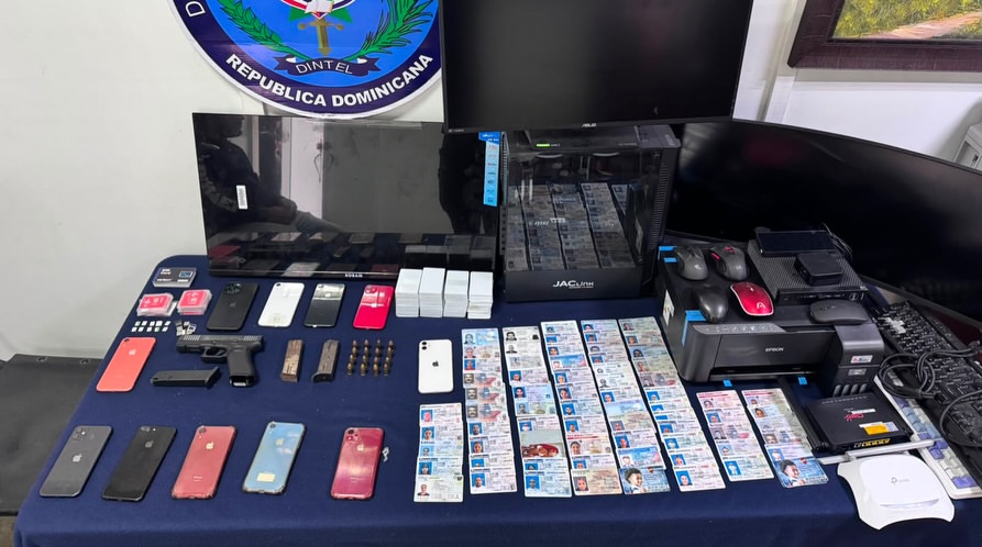 Allanamientos en Santiago dejan cinco detenidos y ocupación de presuntas evidencias de falsificación de documentos
