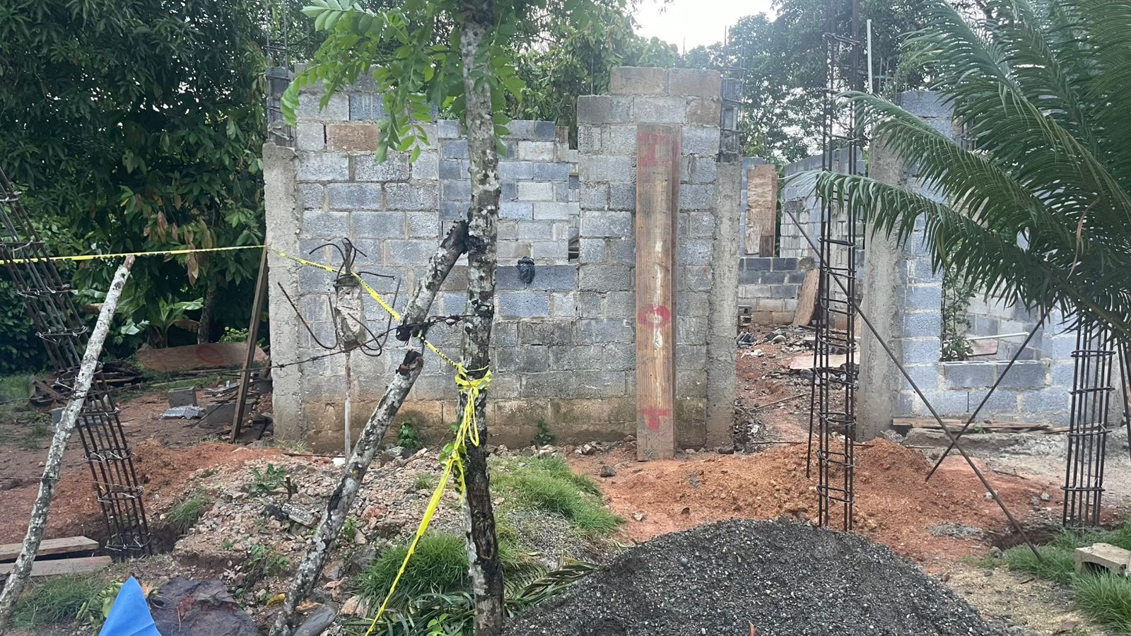 Accidente eléctrico deja un fallecido durante trabajos de construcción en una comunidad de Monte Plata