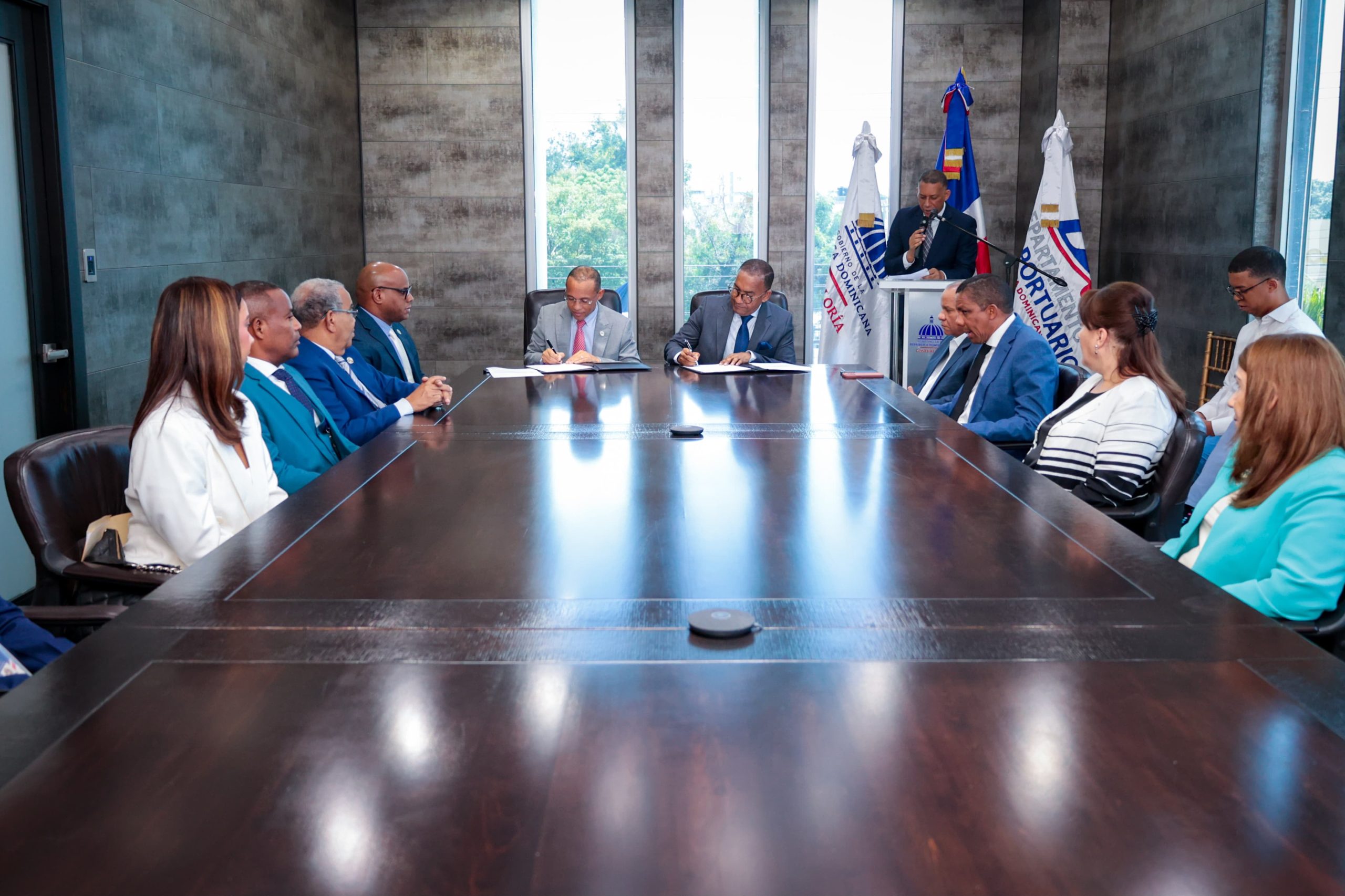 Unidad de Auditoría Interna fortalece control en Departamento Aeroportuario con apoyo de Contraloría