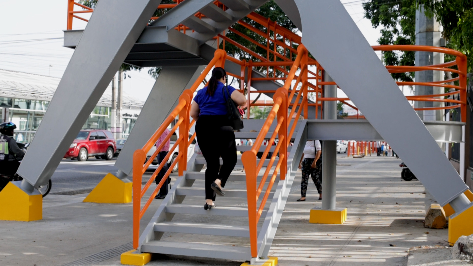 Seguridad peatonal mejora con puente de Ortega y Gasset rehabilitado tras 20 años fuera de servicio