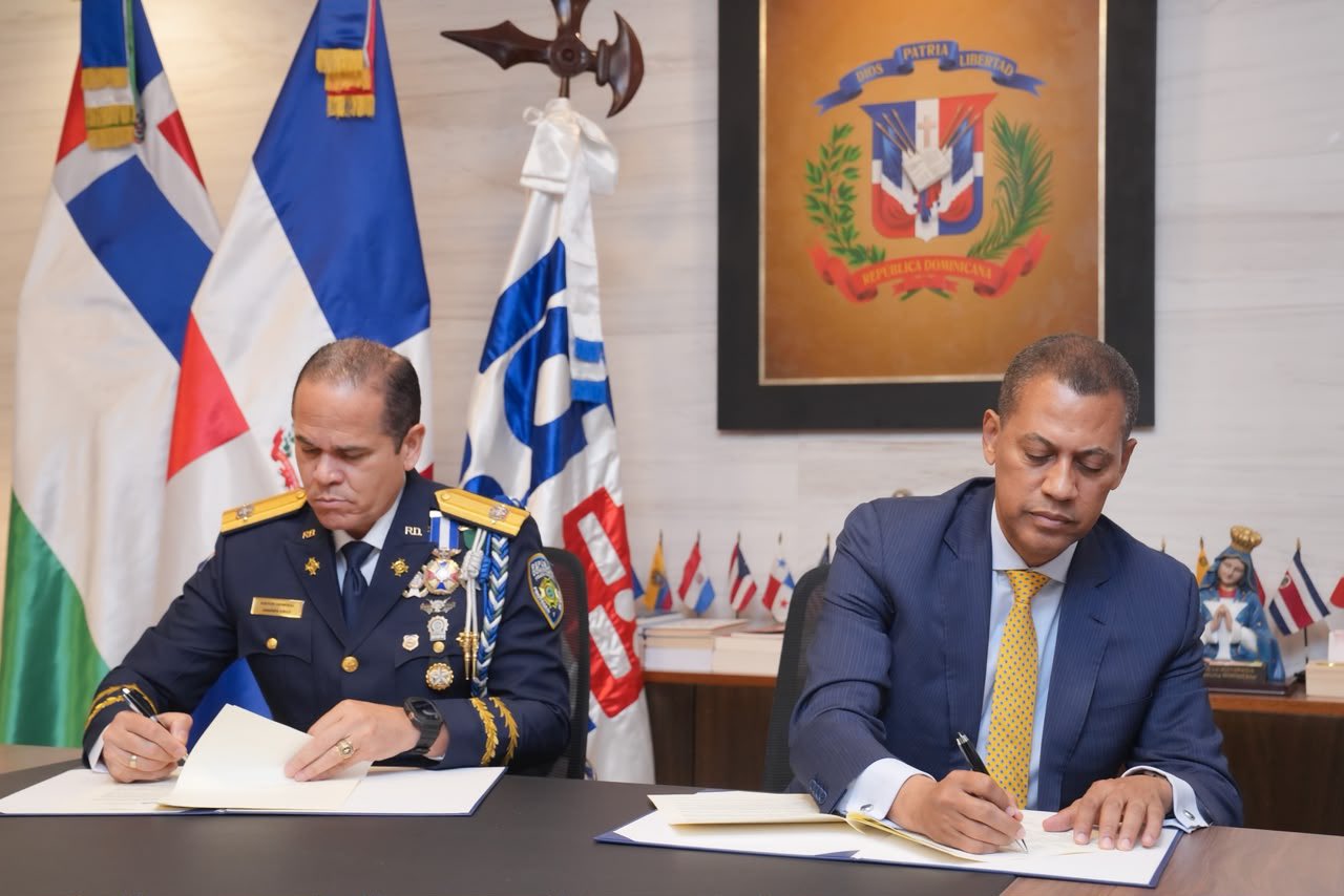 Registro digital de detenidos modernizará destacamentos policiales con acuerdo entre Policía Nacional e INDOTEL
