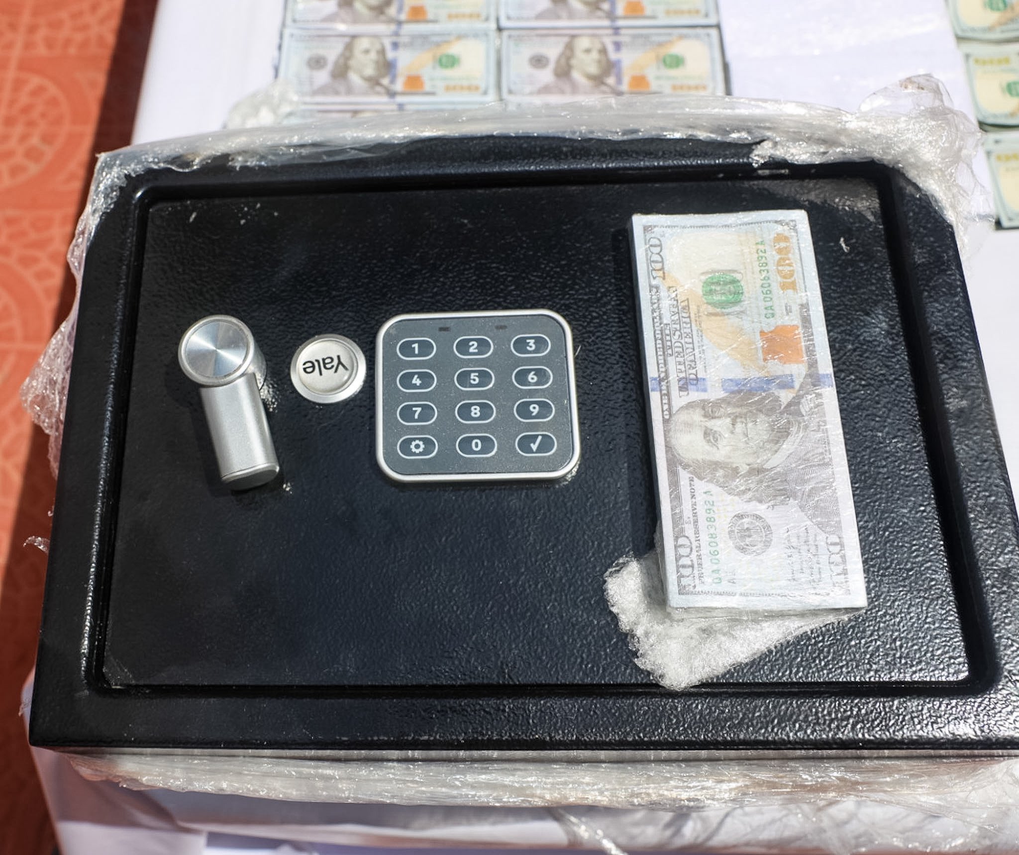 Estafa lleva a captura de tres colombianos con US$12,000 y fraude a comerciantes