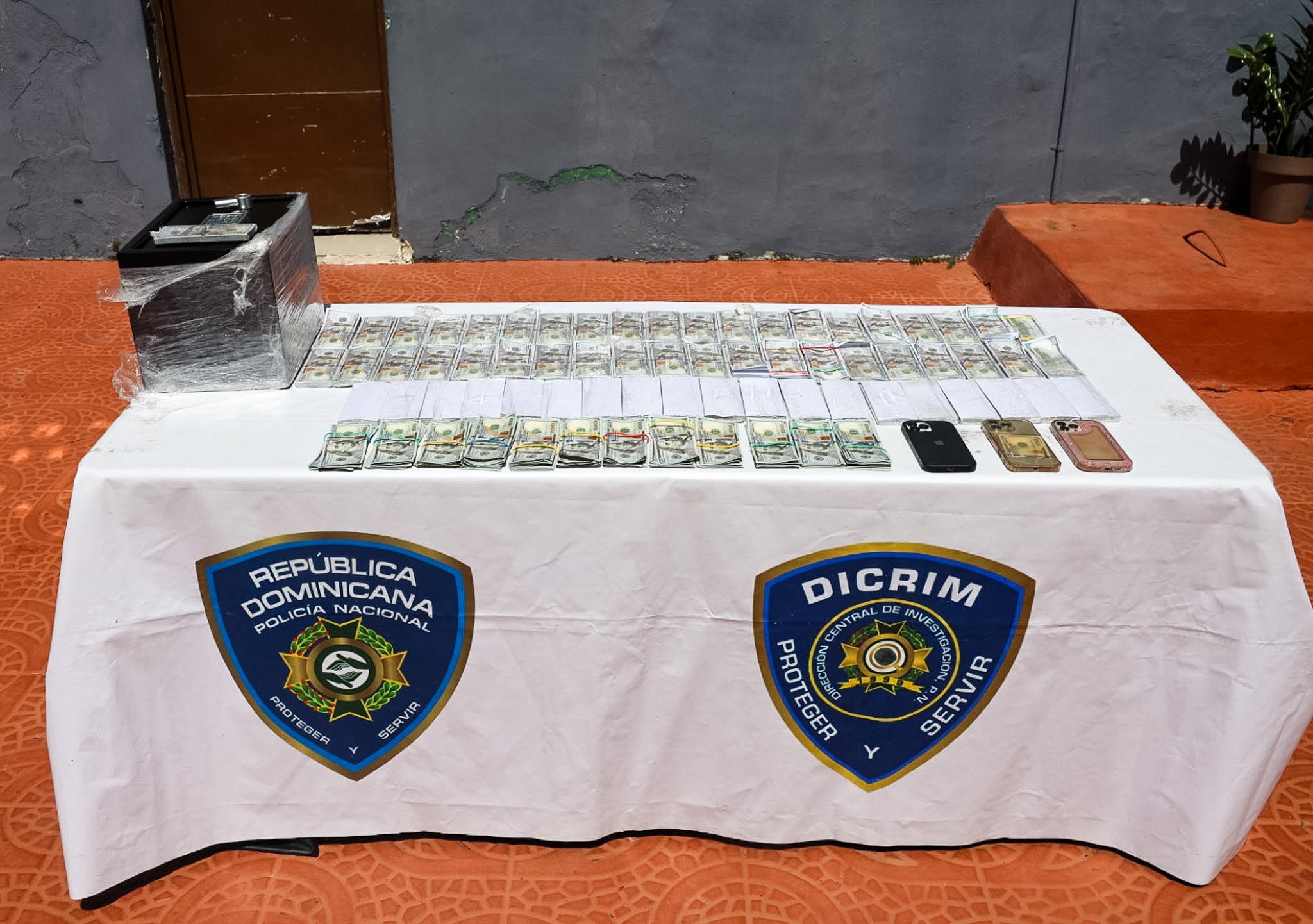 Estafa lleva a captura de tres colombianos con US$12,000 y fraude a comerciantes