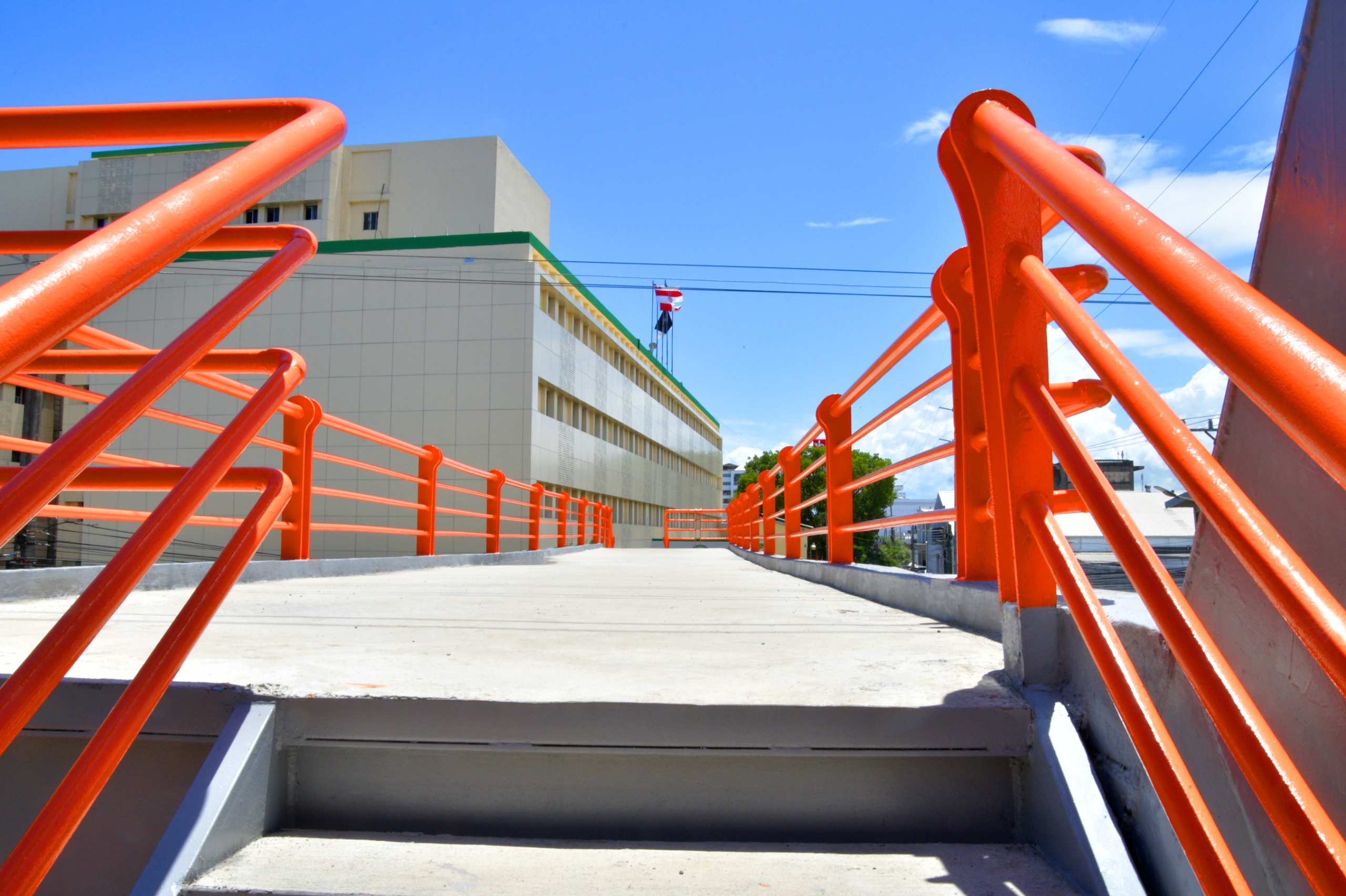 Seguridad peatonal mejora con puente de Ortega y Gasset rehabilitado tras 20 años fuera de servicio