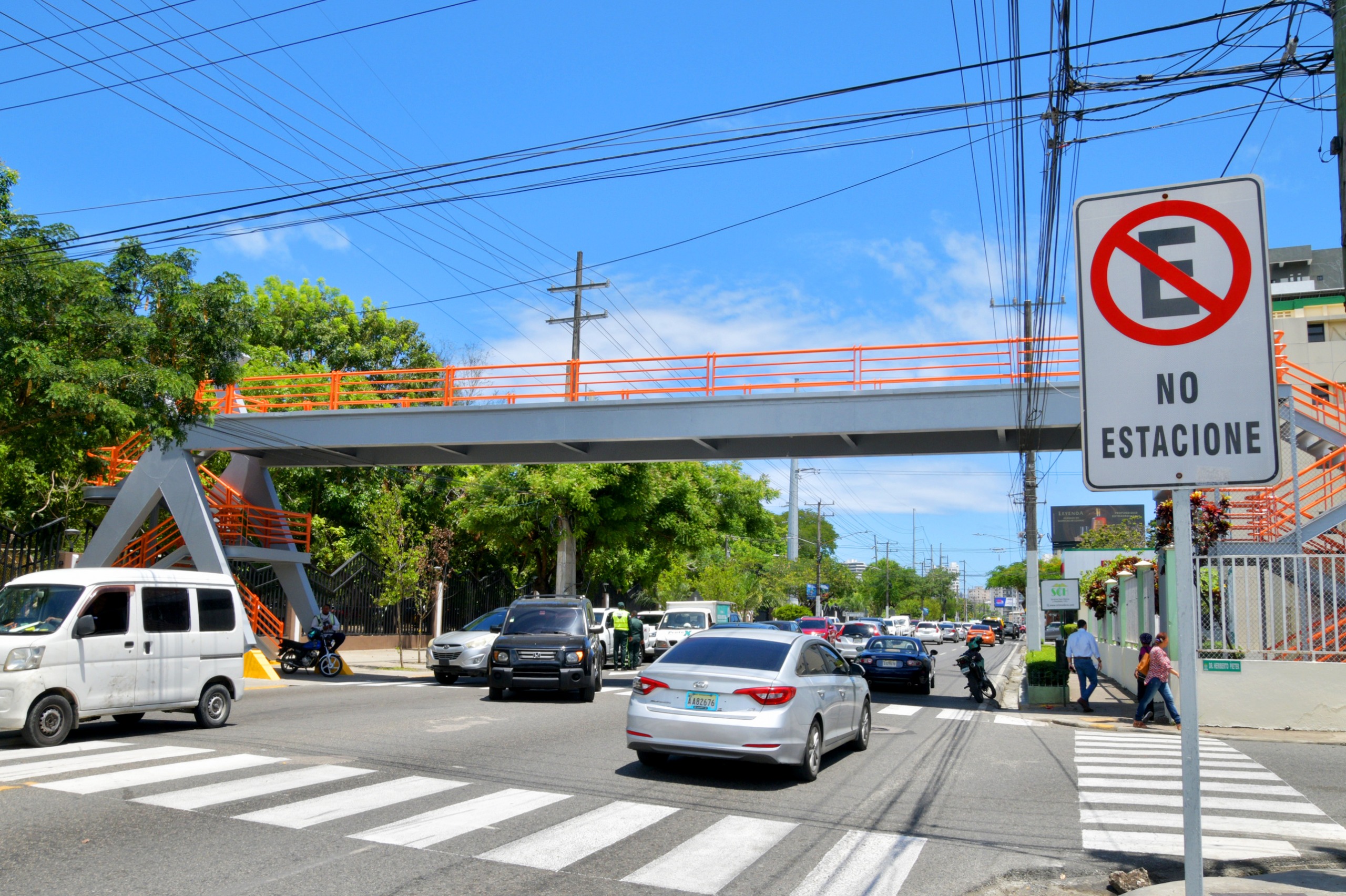 Seguridad peatonal mejora con puente de Ortega y Gasset rehabilitado tras 20 años fuera de servicio