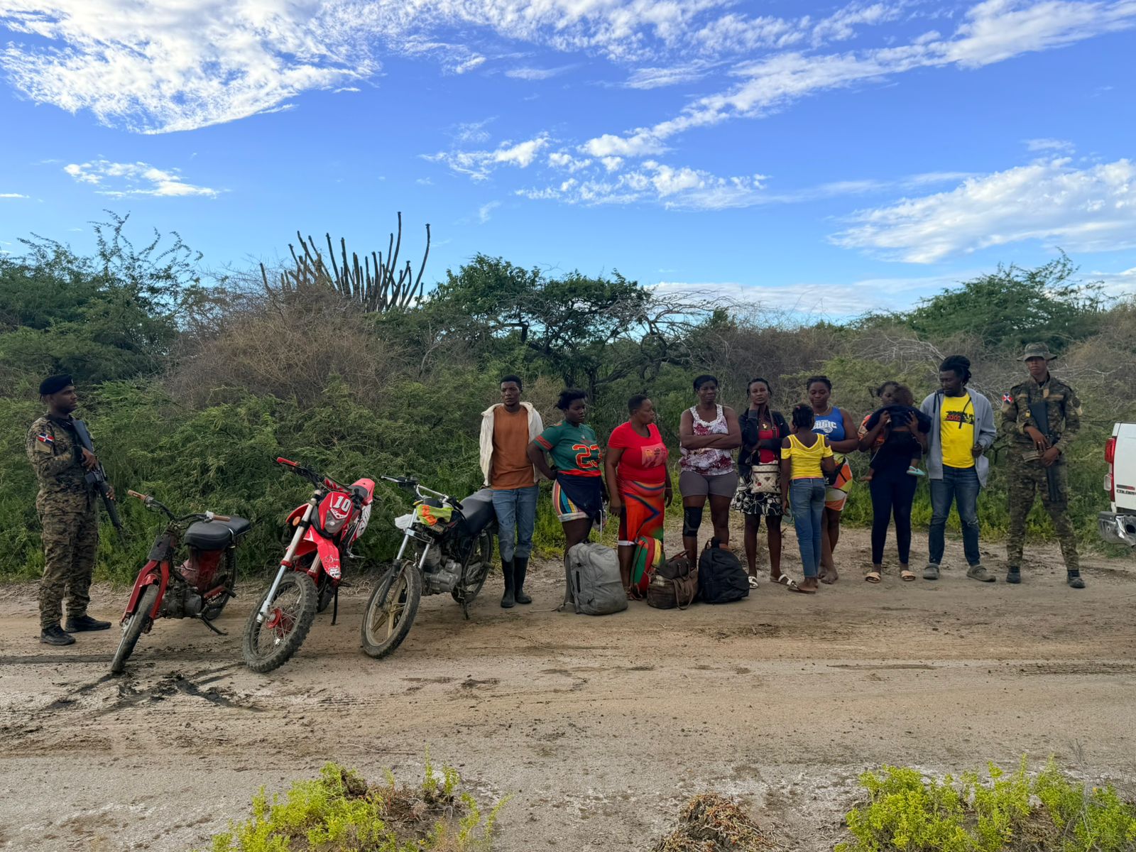 Tráfico de indocumentados es frustrado en Montecristi con 10 haitianos detenidos y tres motocicletas ocupadas