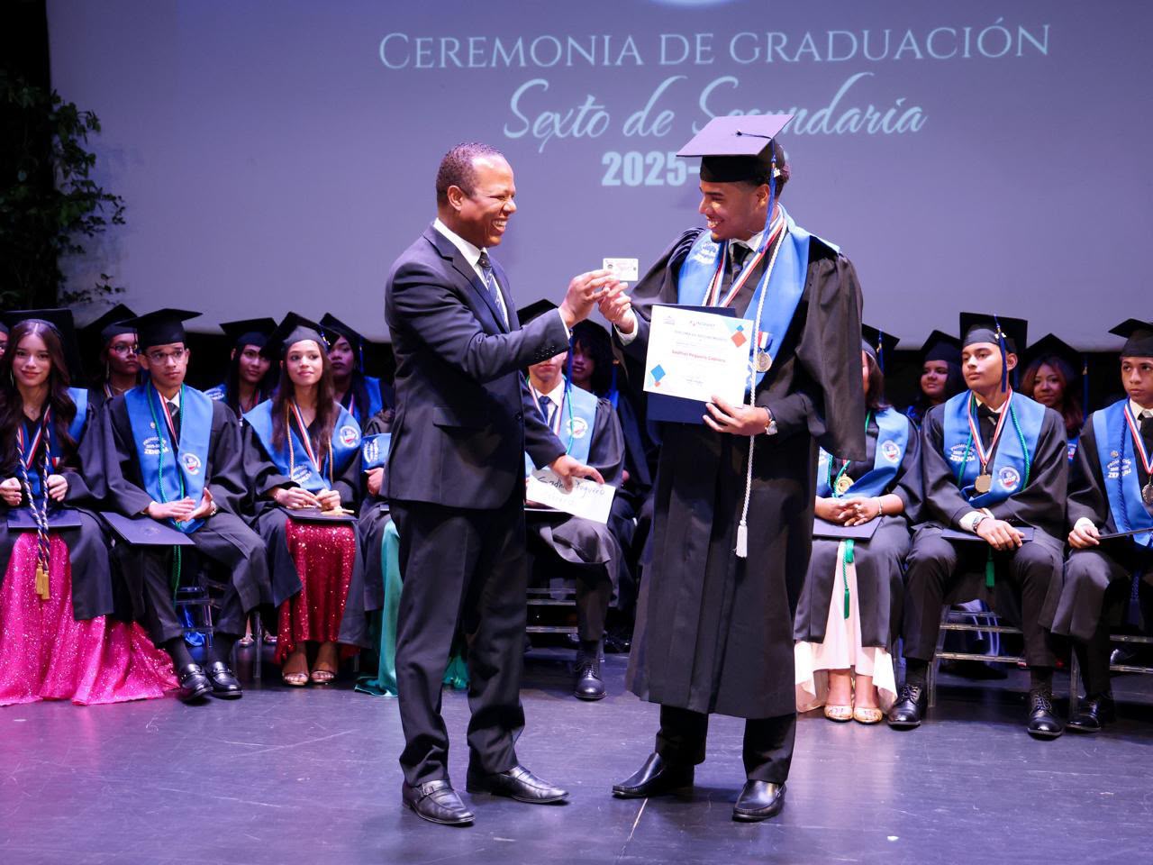 Guardianes del Tránsito reciben 58 carnets de aprendizaje junto a su título de bachiller en RD
