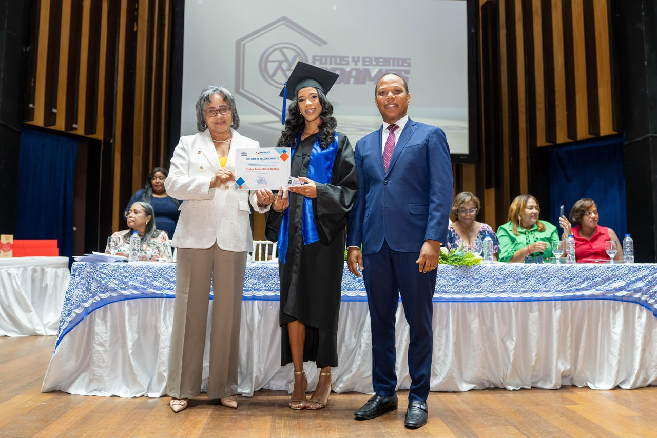 Guardianes del Tránsito reciben 58 carnets de aprendizaje junto a su título de bachiller en RD