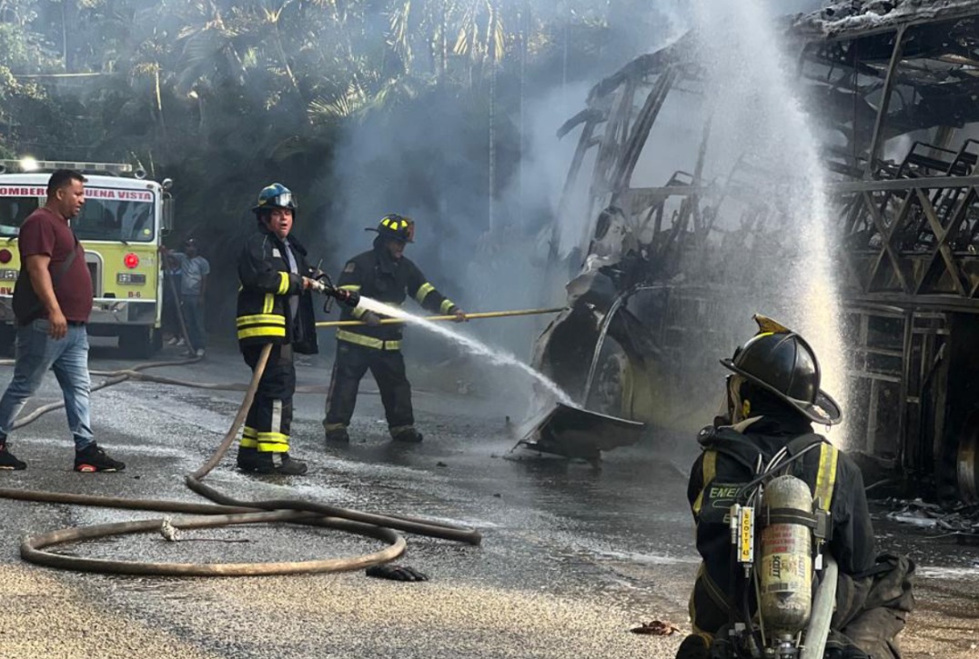 Incendio de autobús deja nueve lesionados y provoca daños al tendido eléctrico en Jarabacoa