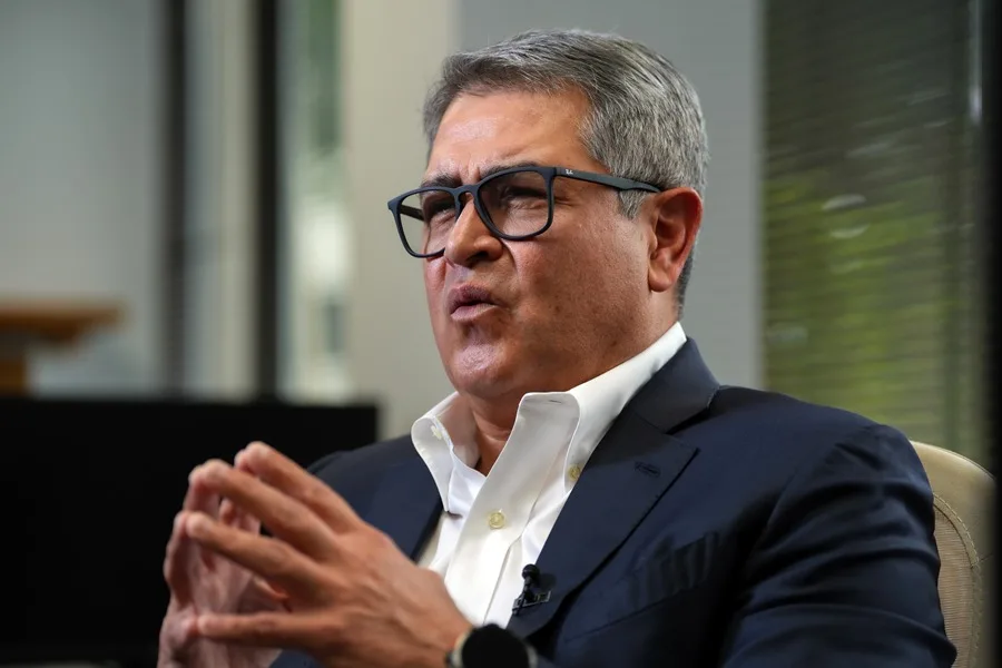 Juan Orlando Hernández regresa a Honduras para enfrentar proceso judicial por fraude y lavado de dinero