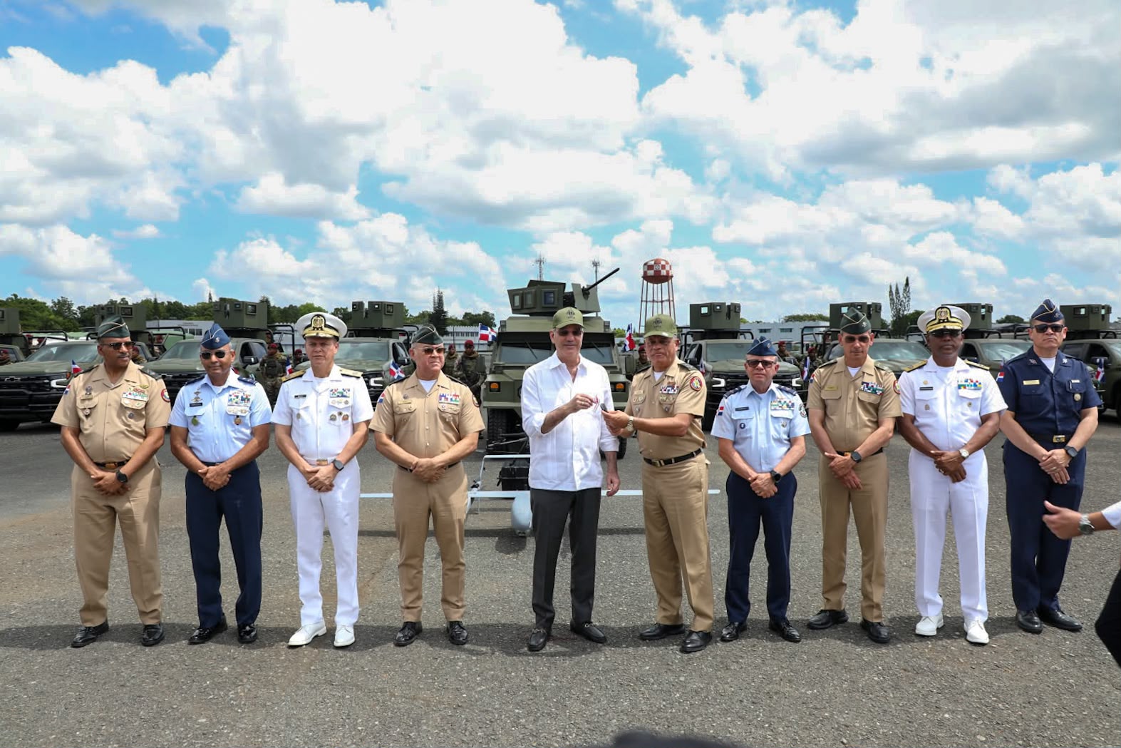 Industria militar presenta el blindado Furia VBD-2 y nuevos equipos para la defensa nacional