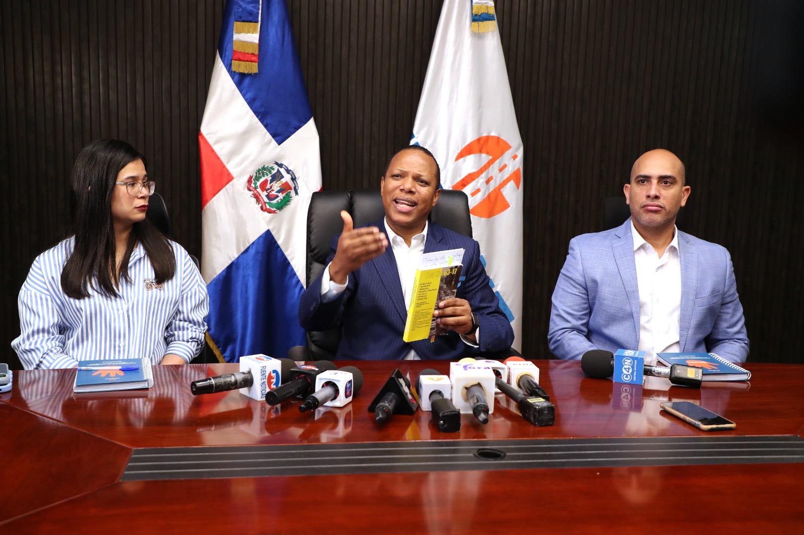 Aumento del pasaje queda sin efecto en Santiago tras acuerdo entre Intrant y transportistas para dialogar