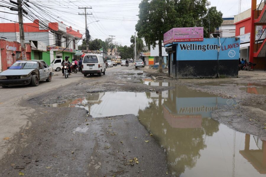 Ampliación del metro provoca denuncias por calles deterioradas y caída de ventas en comunidades de Villa Mella