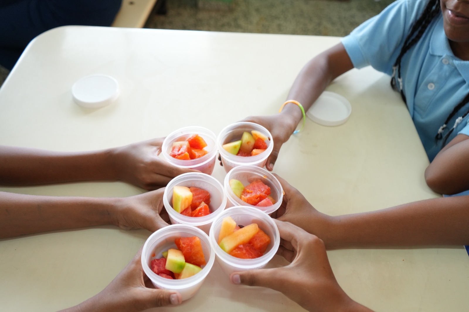 Raciones de frutas superan los 230 millones en escuelas públicas durante año escolar 2025-2026
