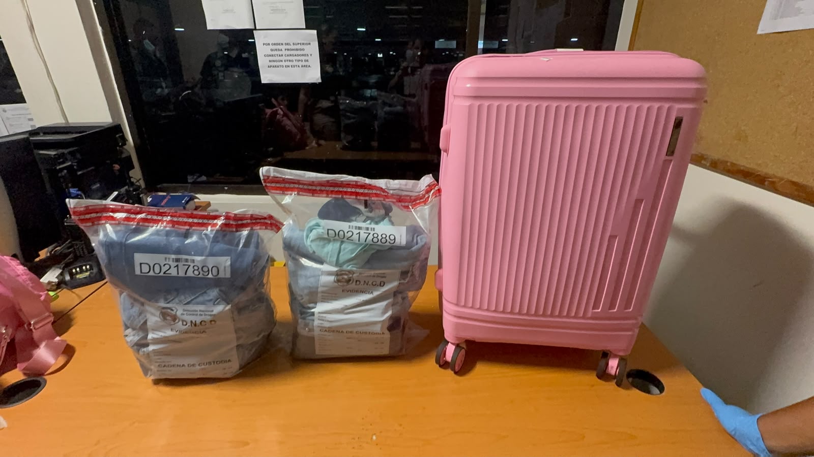 Ropa impregnada de cocaína lleva a arresto de dos colombianas con 13 prendas en AILA
