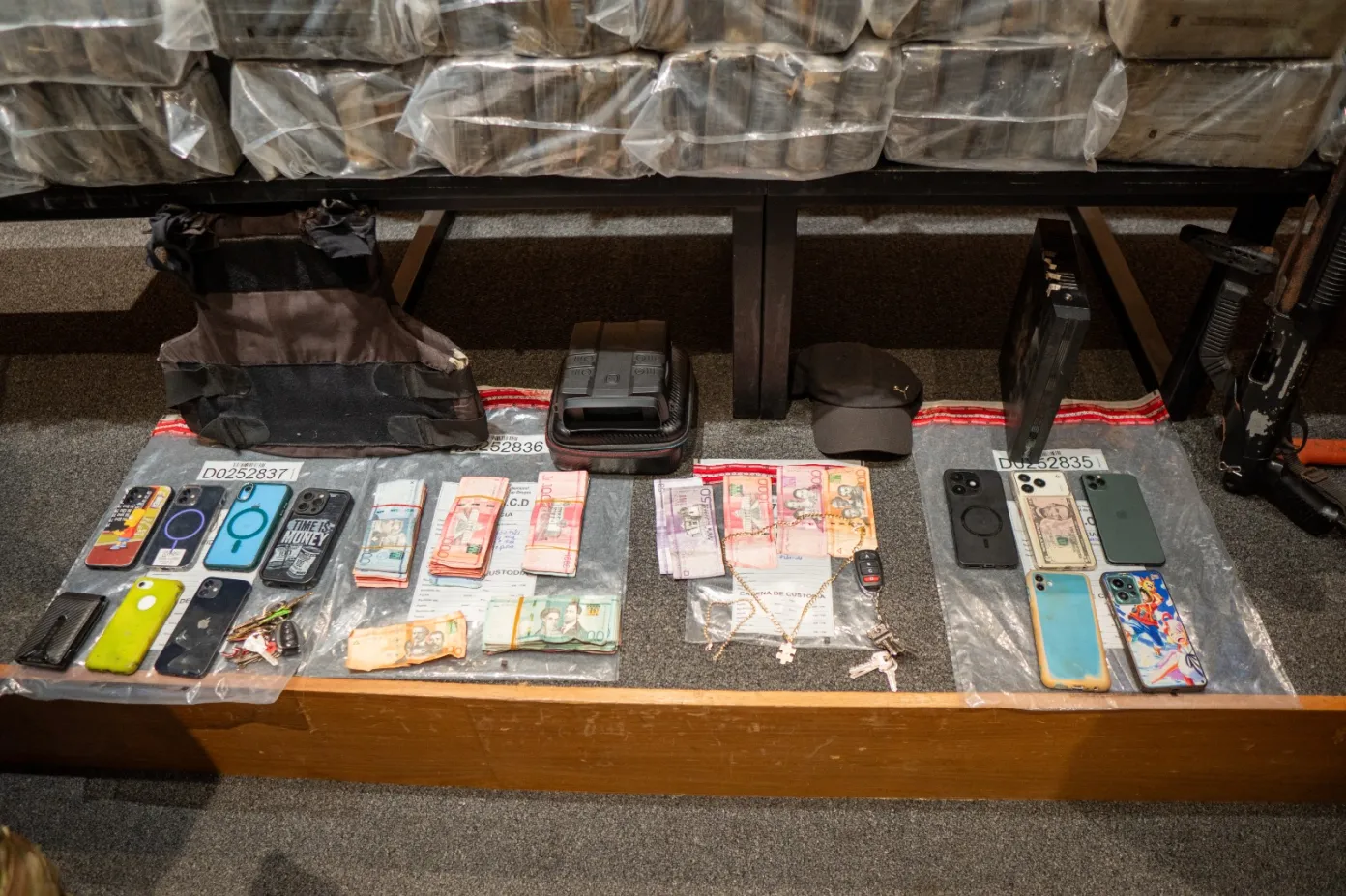 Presunta cocaína ocupada en operativo deja 237 paquetes y tres detenidos en Santo Domingo