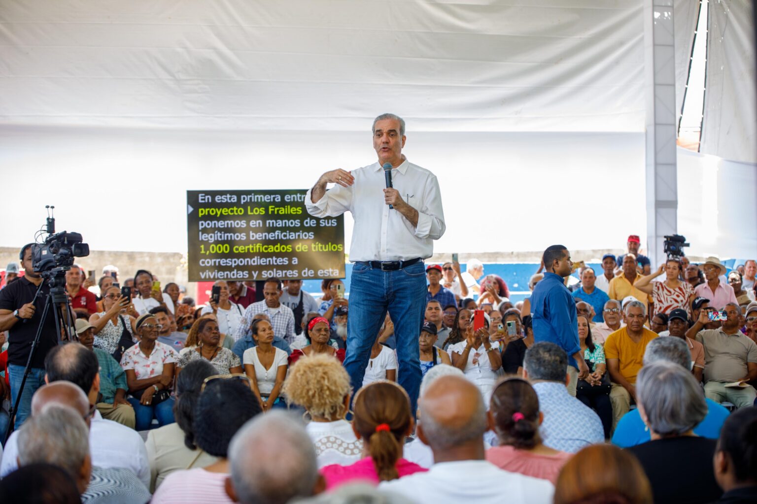 Abinader entrega 1,000 títulos de propiedad en Los Frailes, beneficiando a más de 4,000 personas 