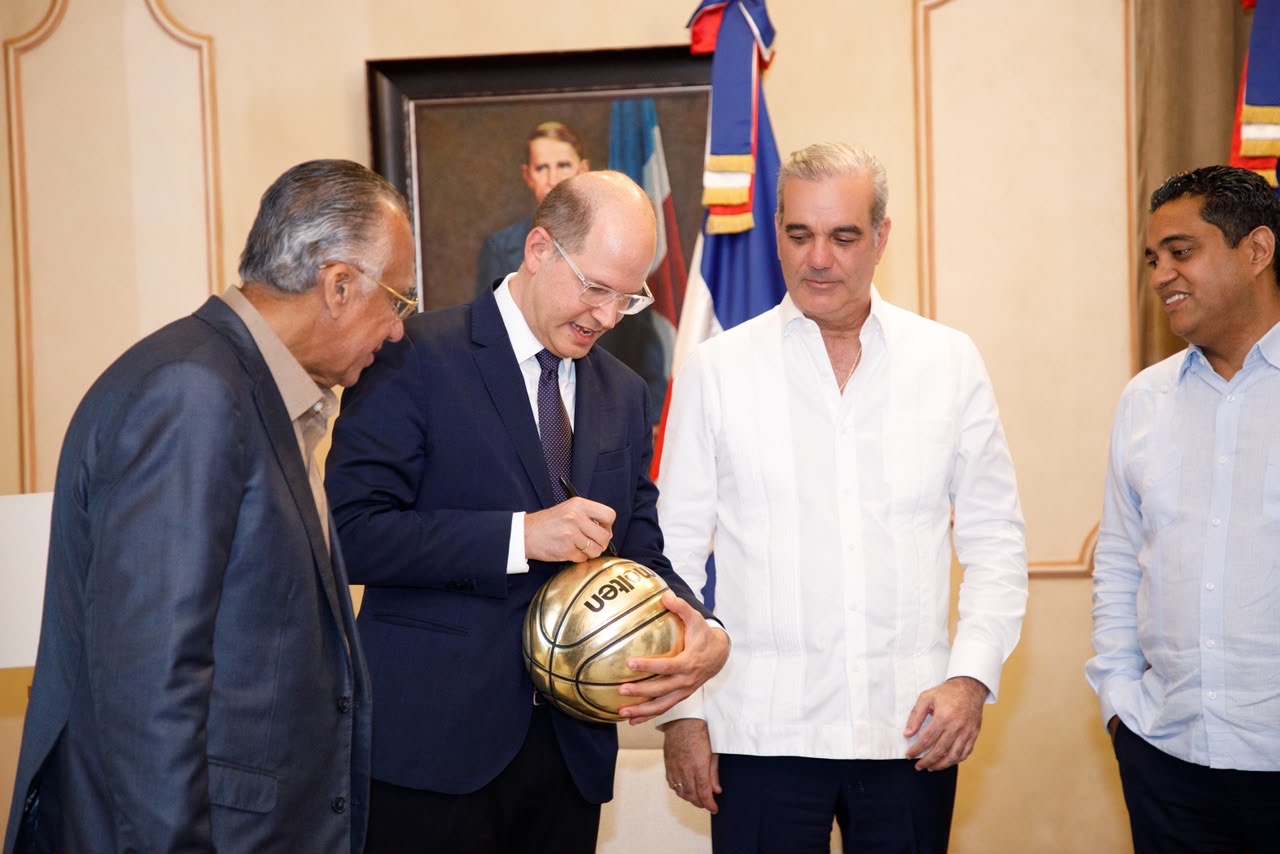 FIBA fortalece vínculos con República Dominicana tras reunión del presidente Luis Abinader con sus ejecutivos