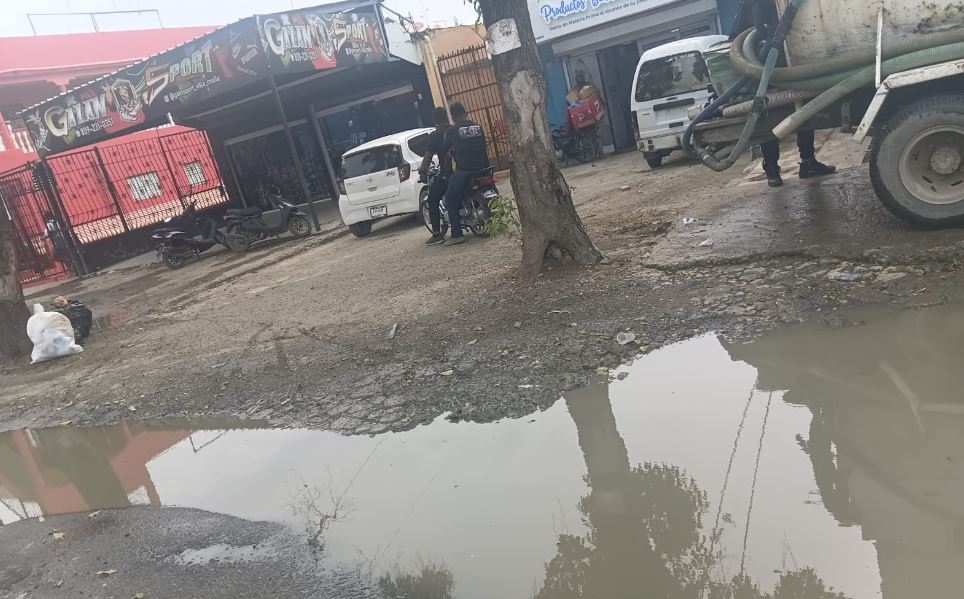 Ampliación del metro provoca denuncias por calles deterioradas y caída de ventas en comunidades de Villa Mella