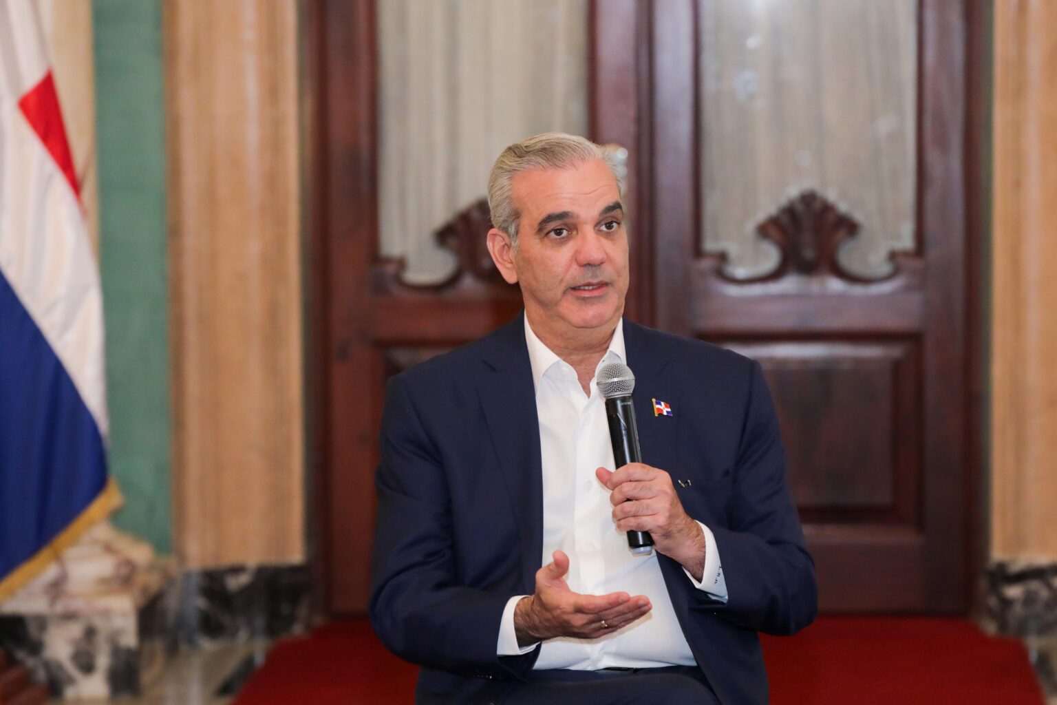 Estudiantes dominicanos destacados en el exterior son recibidos por Abinader en el Palacio Nacional