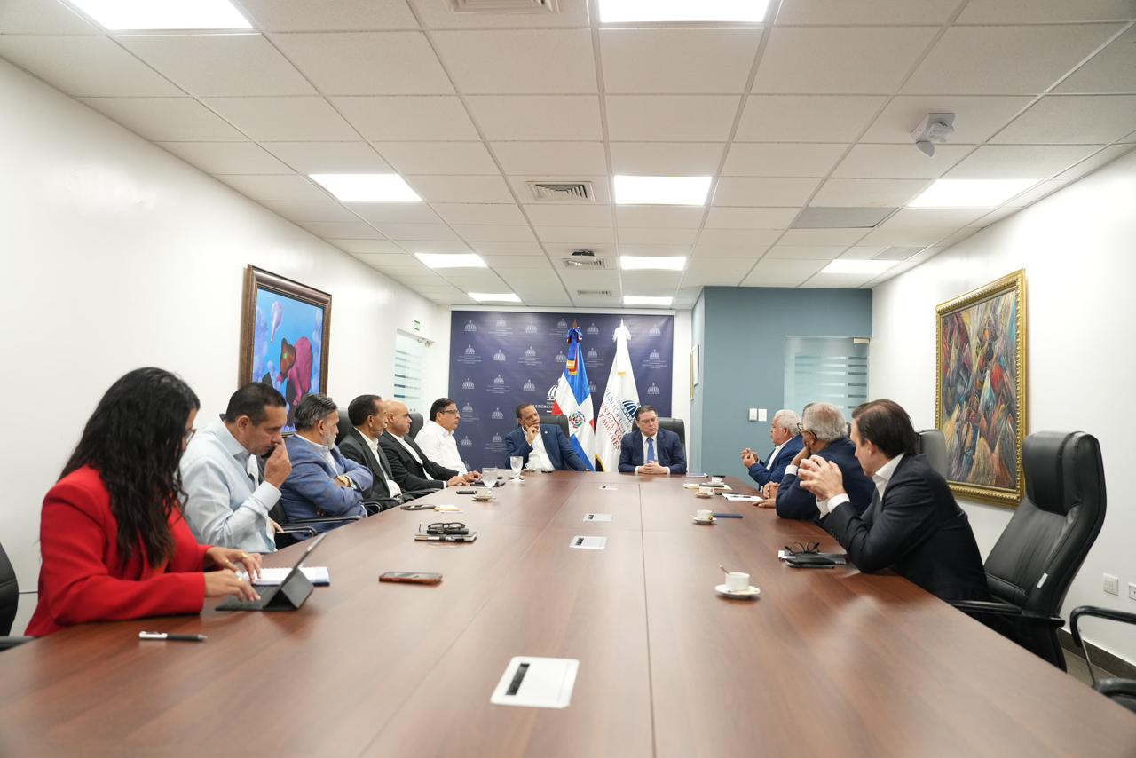 Pago con tarjetas centra diálogo entre MICM y Adanegas para tratar comisiones sin afectar el servicio nacional