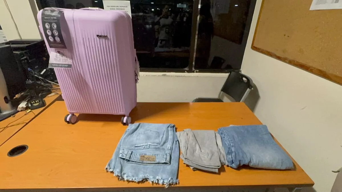 Ropa impregnada de cocaína lleva a arresto de dos colombianas con 13 prendas en AILA