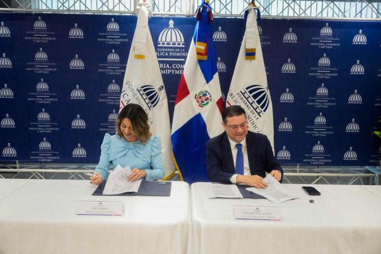 Liderazgo femenino impulsa alianza entre MICM y Ministerio de la Mujer, con 150 becas y acuerdo conjunto