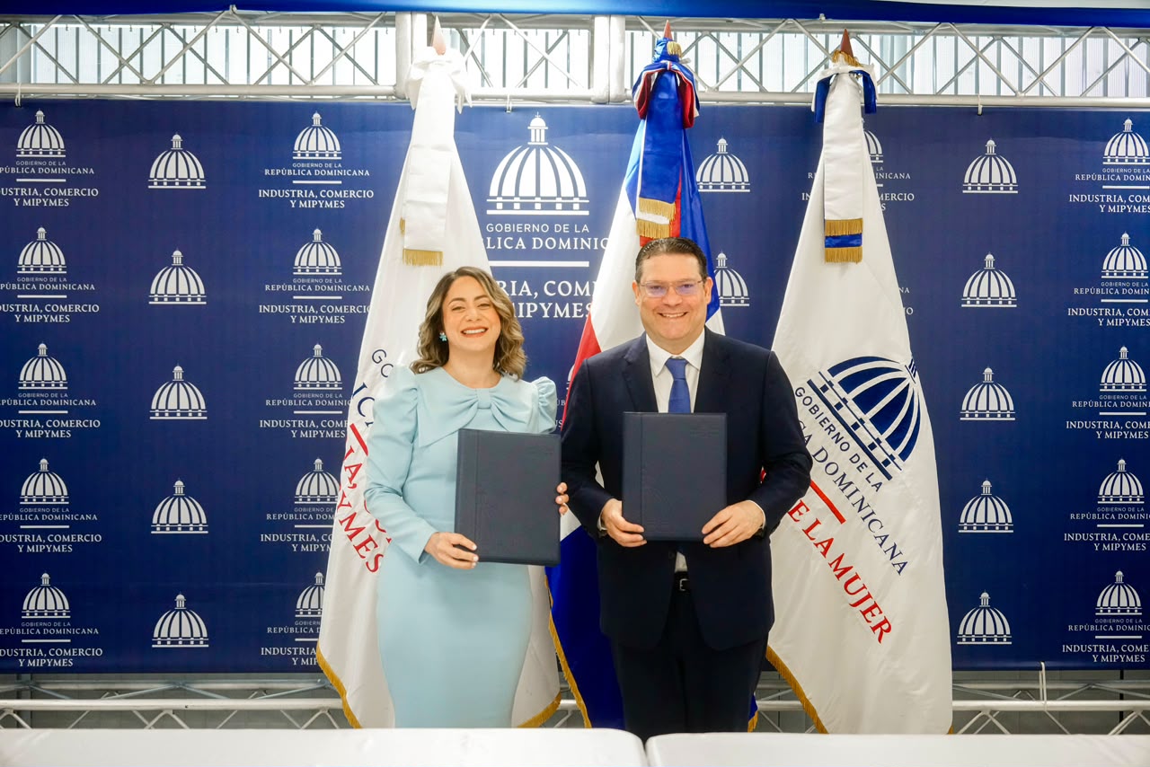 Liderazgo femenino impulsa alianza entre MICM y Ministerio de la Mujer, con 150 becas y acuerdo conjunto